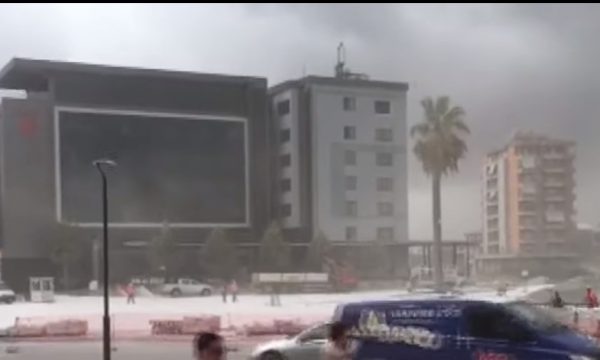 Mot i frikshëm në Fier, era shkul edhe pemët