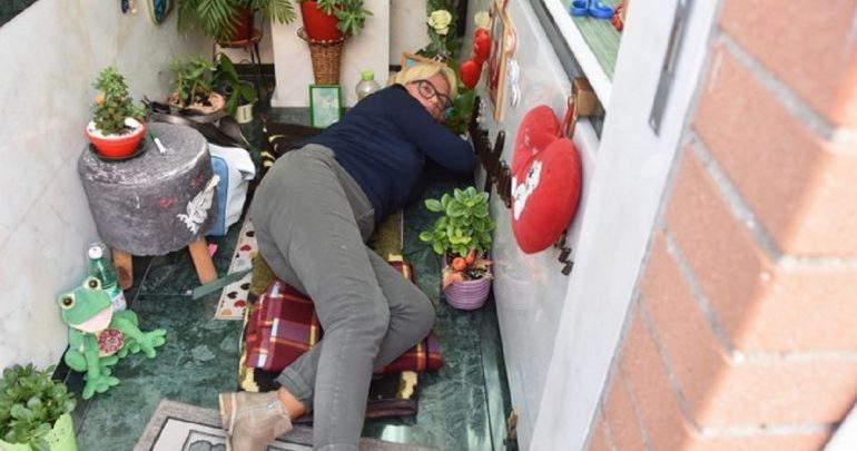 FOTO/Nëna shqiptare fle tek varri i djalit, kërkon drejtësi për të birin