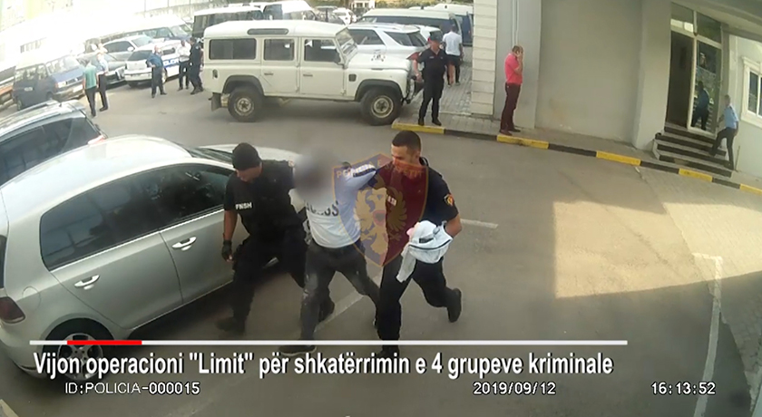 VIDEO/Dalin pamjet e ndalimit, vijojnë arrestimet për grupin kriminal të zbuluar në Tiranë