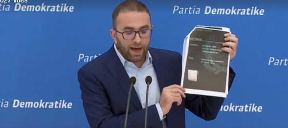 VIDEO/Bardhi siguron dokumentin nga Italia: Kryebashkiaku i Vaut të Dejës me emrin Fatmir Babaj