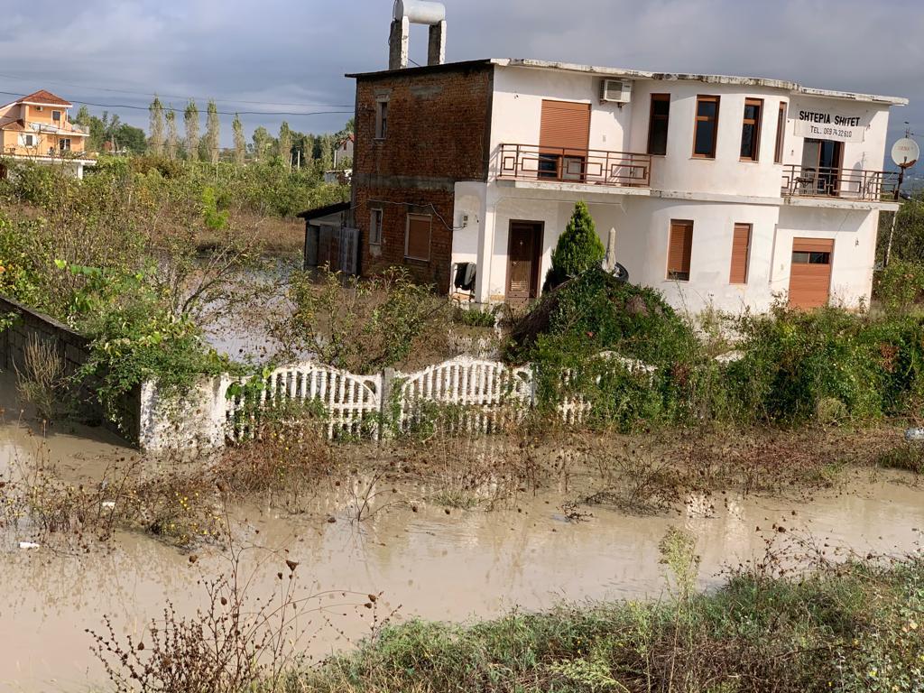 FOTO/Banorët e përmbytur në Fushë Krujë denoncojnë: Askush nuk na përgjigjet! Kërkojmë ndihmë