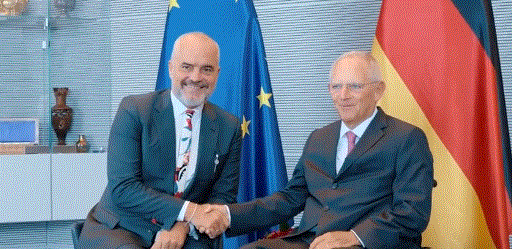 VIDEO/Rama nxiton t’i japë librin me piktura kryeparlamentarit gjerman, shihni momentin