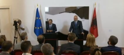 VIDEO/Donald Tusk në Tiranë, Rama e “merr” me të mira, dekoron kreun e KE me një medalje