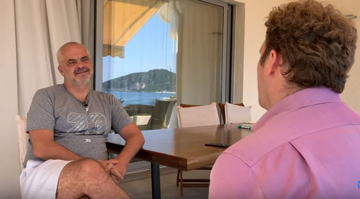 Gazetari i njohur në Bruksel nxjerr zbuluar kryeministrin: Po i feston si fitore kushtet!