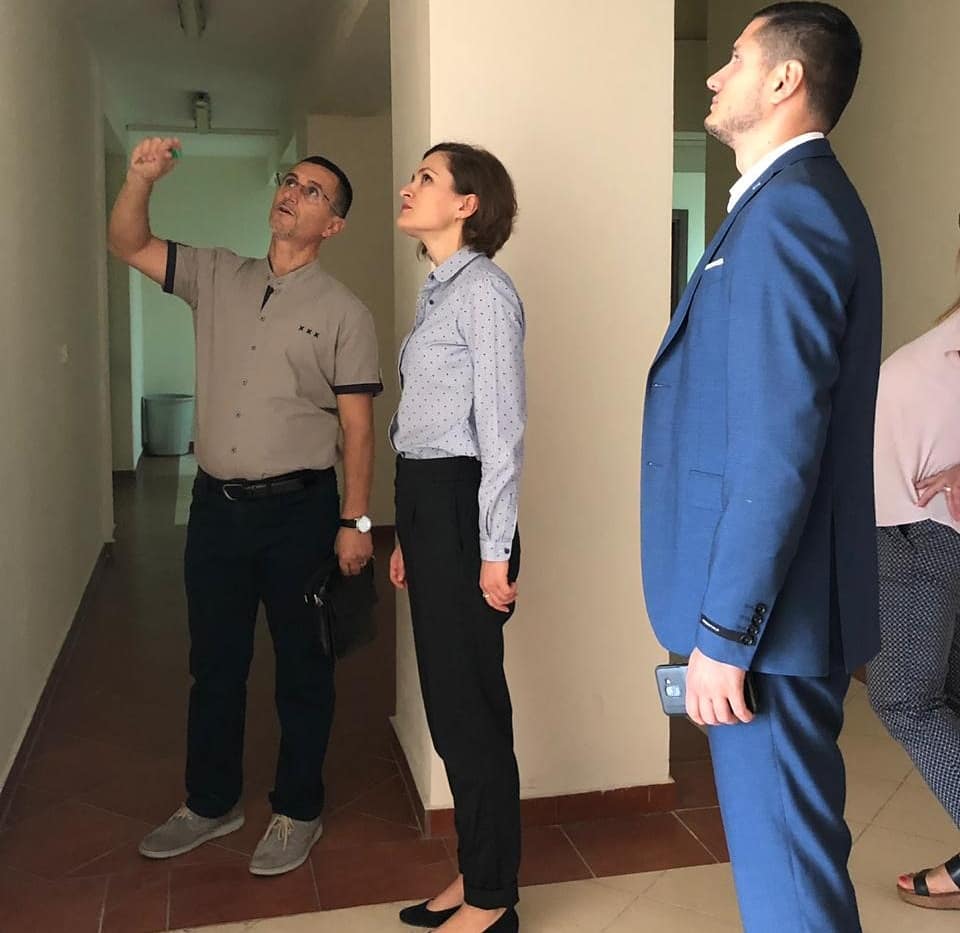 FOTO/”Shkollat dhe administrata pushim”, Ministrja nxiton të nxjerrë njoftimin e radhës: Ja çfarë ndodh nesër