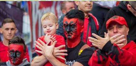 MESAZHI/”Nuk e kisha në plan të shkoja në stadium”, Meta inkurajon Kombëtaren: Sot me ju…