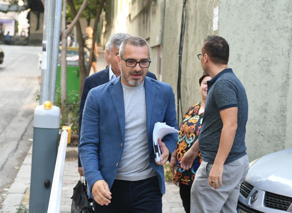 Gjykata jep vendimin në 16:00, ish-ministri del i qeshur nga seanca
