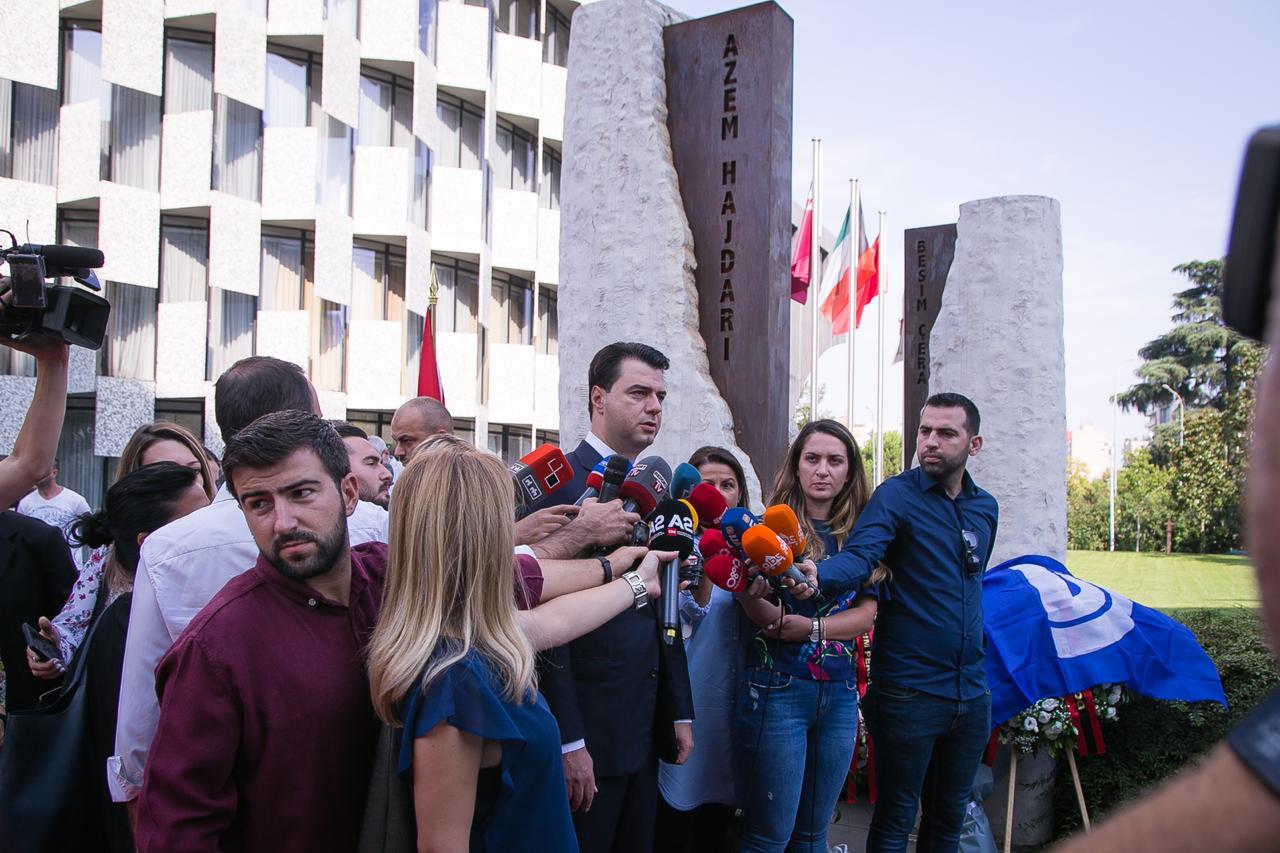 FOTO/ Lule dhe nderime tek memoriali i Azem Hajdarit