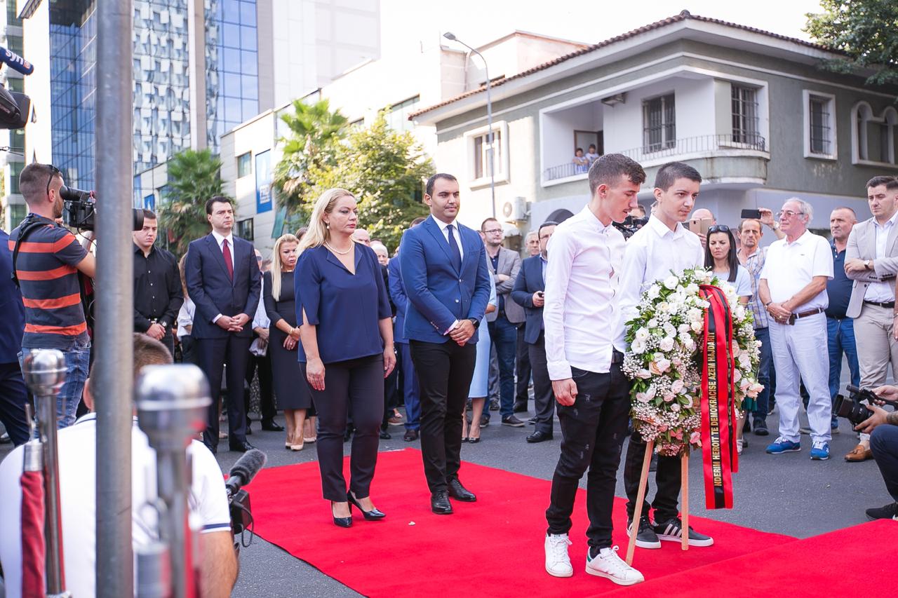 FOTO/ Lule dhe nderime tek memoriali i Azem Hajdarit