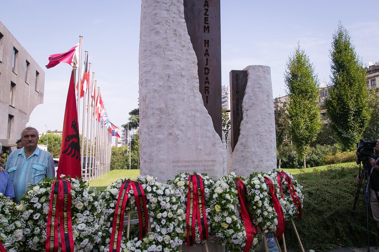 FOTO/ Lule dhe nderime tek memoriali i Azem Hajdarit