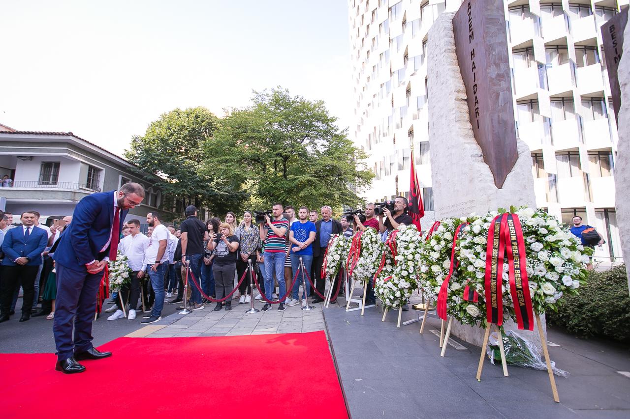 FOTO/ Lule dhe nderime tek memoriali i Azem Hajdarit