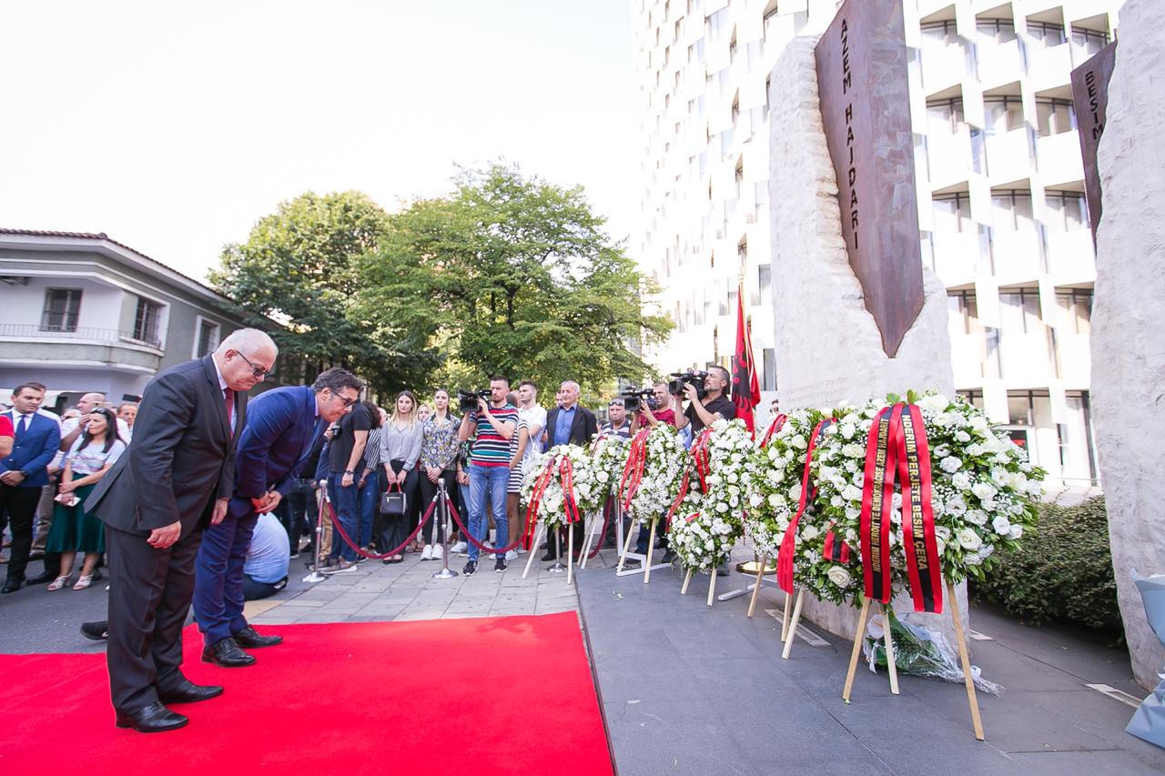 FOTO/ Lule dhe nderime tek memoriali i Azem Hajdarit