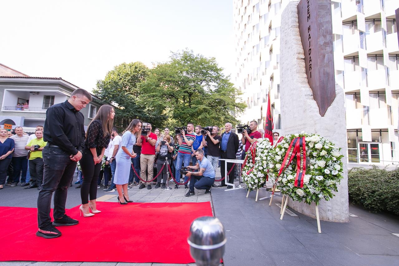 FOTO/ Lule dhe nderime tek memoriali i Azem Hajdarit