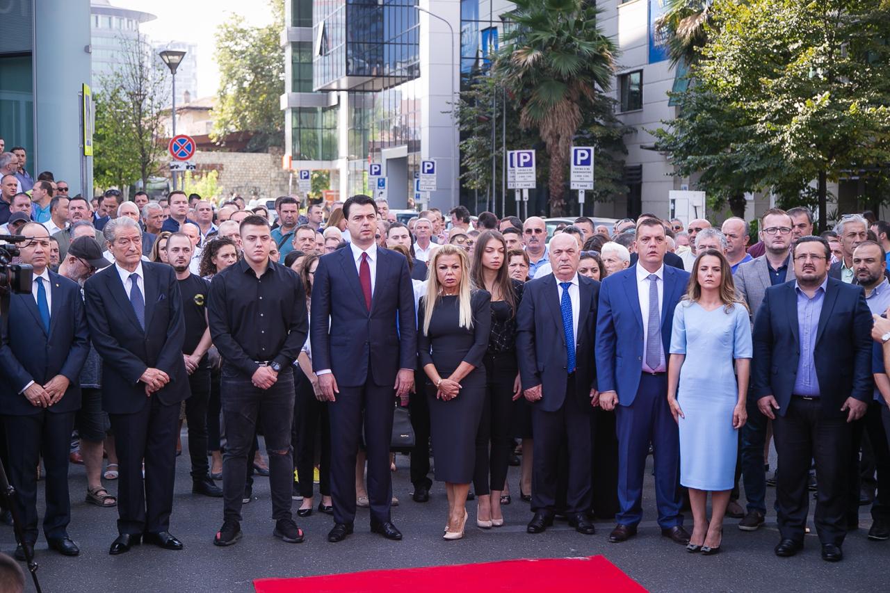 FOTO/ Lule dhe nderime tek memoriali i Azem Hajdarit