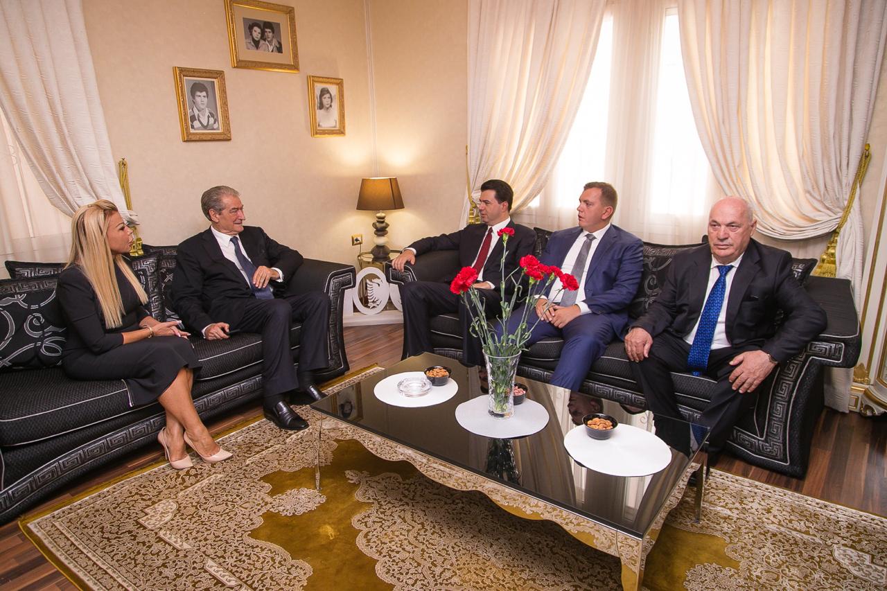 FOTO/ Lule dhe nderime tek memoriali i Azem Hajdarit