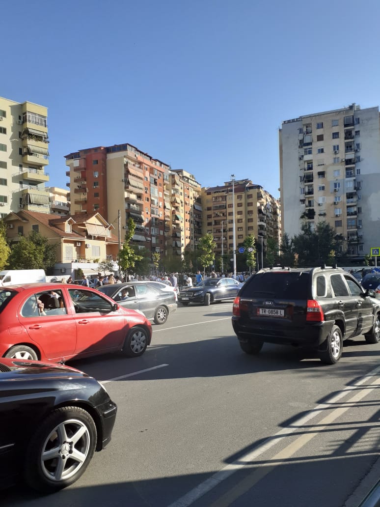 FOTO/ Frika nga tërmeti, qytetarët vazhdojnë të qëndrojnë jashtë banesave