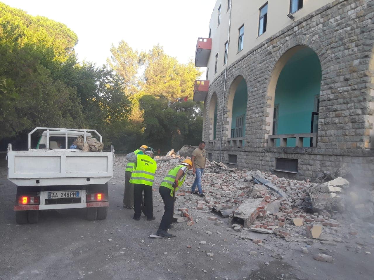 Ish-ministri i kthehet ashpër Velisë: Më i sigurtë kur nuk jam me ty!