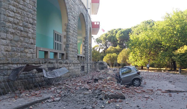 Tërmeti i fuqishëm në Tiranë, gurët zënë poshtë makinat