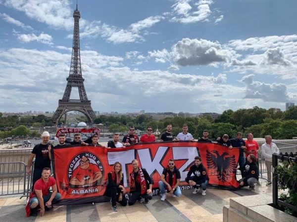 Mijëra shqiptarë në “Stade De France”, TKZ grumbullohet në Paris