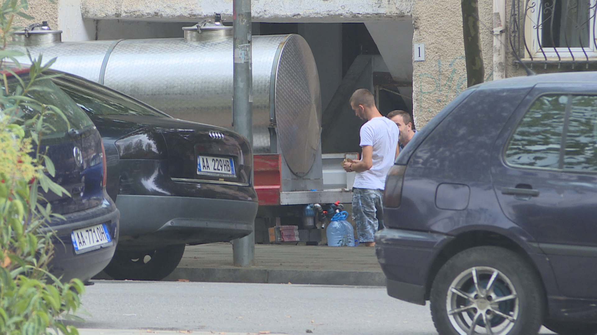 Mungesa e ujit të pijshëm i drejton qytetarët tek autobotet, ja pse tashmë janë në rrezik