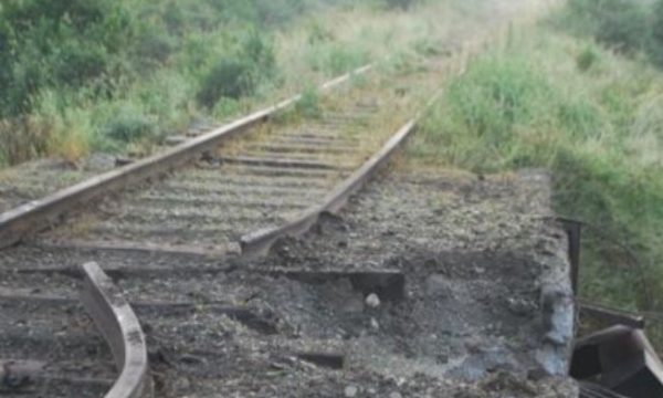 Do vidhnin shinat e hekurudhës në Fushë-Krujë, prangosen të rinjtë
