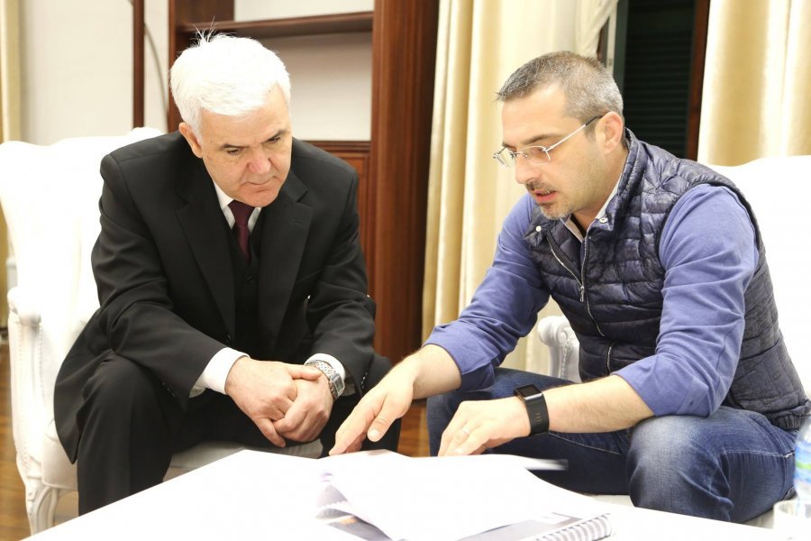 Fatmir Xhafaj nuk ia “lë mangët” Saimir Tahirit