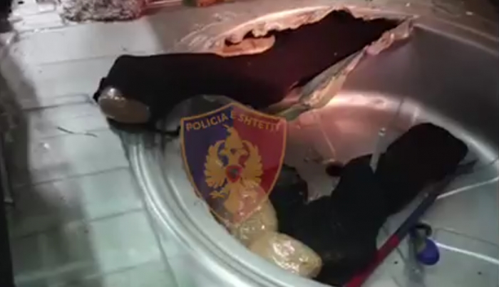 Heroinë në gomën rezervë të makinës, pranga 50-vjeçarit në portin e Durrësit