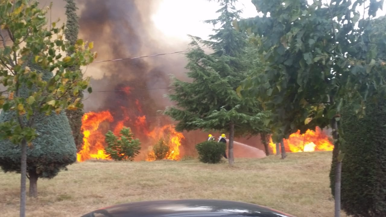 ‘Qyteti Studenti’ përfshihet nga flakët, digjet catia e vilës 3-katëshe