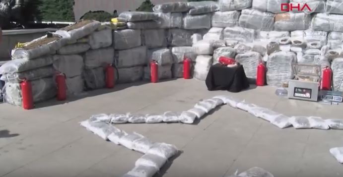 TURQI/Sekuestrohen 2 ton drogë me tekstilet shqiptare, dyshime se trafikuesit janë shqiptarë