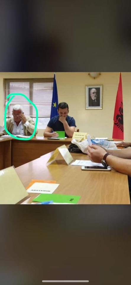 “ Ose kryetari ose sekretari, burg me patjeter”!