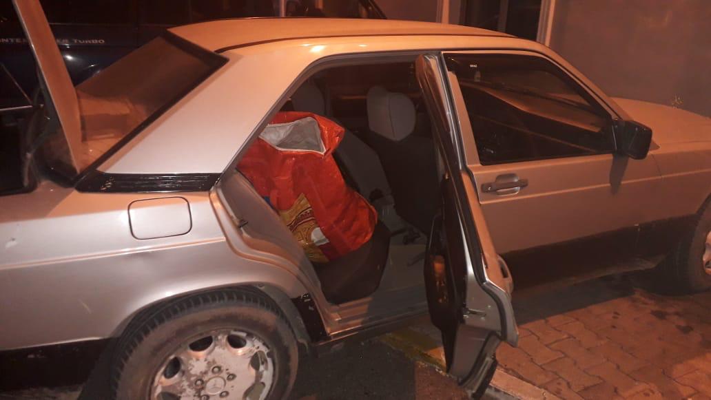 Kundërshtoi policët që të mos i zbulonin drogën, kapet i riu në Lezhë, çfarë iu gjet në makinë