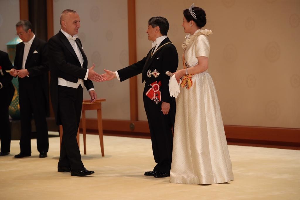 Presidenti Meta me “white tie” mes 100 personaliteve, momente nga ceremonia e kurorëzimit të Perandorit të ri të Japonisë