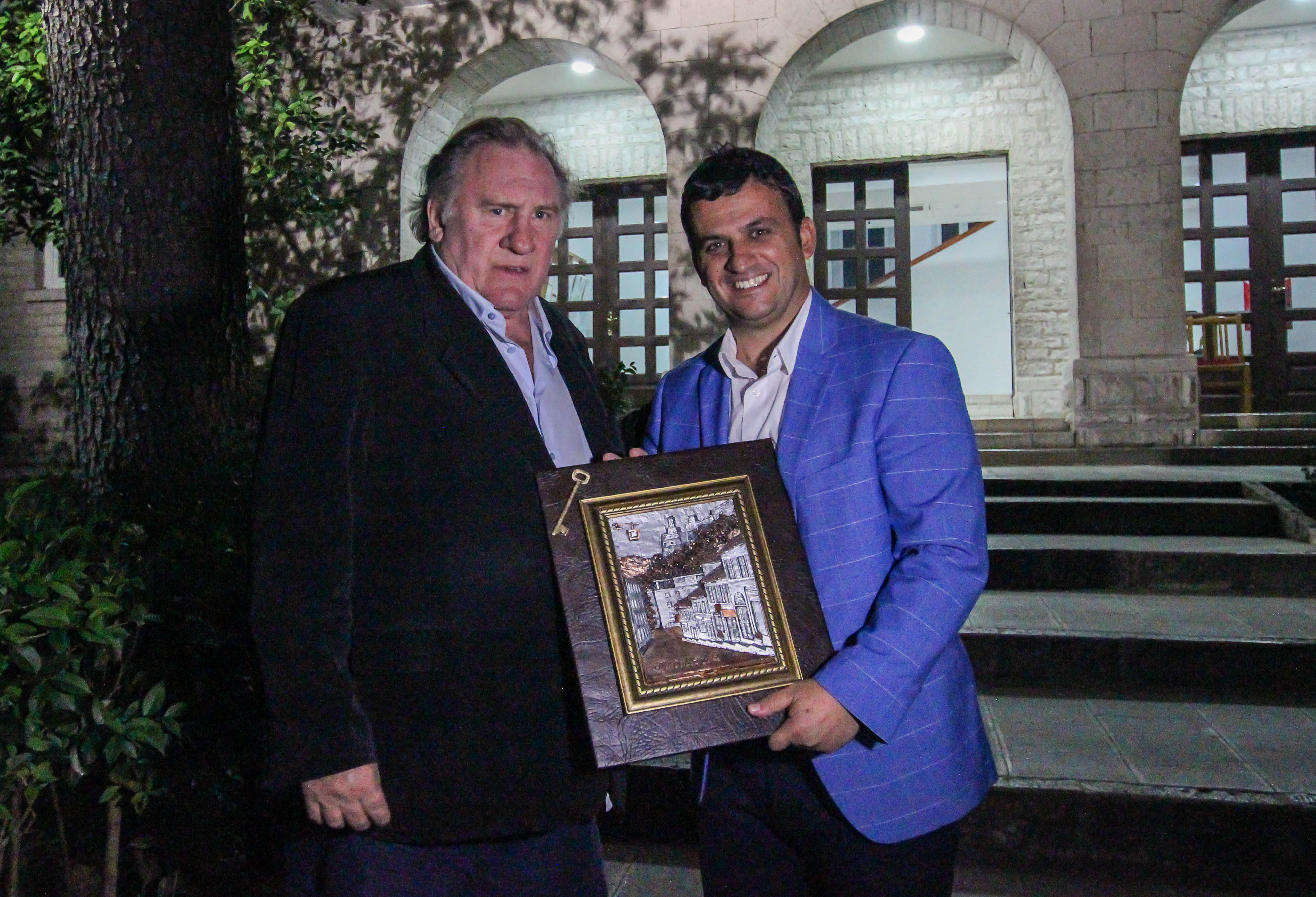 FOTO/Aktori i famshëm francez Gérard Depardieu në Gjirokastër, vlerësohet me “Çelësin e qytetit”