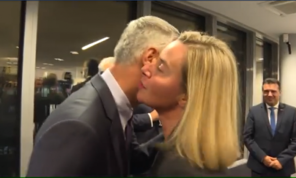 “Mos bëj sikur nuk kupton serbisht”, Vuçiç thumbon Thaçin: Mogherini ka më shumë dëshirë të puthet me ty