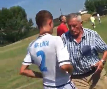 VIDEO/”Ju jeni pisa”, Trajneri shan dhe godet futbollistët e Laçit, shoqërohet në Polici