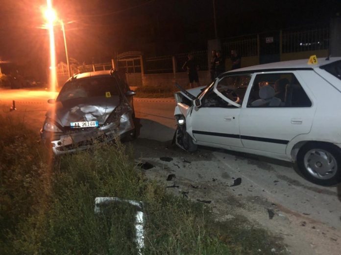 Përplasi me dashje një makinë, pranga 37-vjeçarit