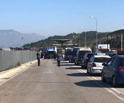 VIDEO/Aksion i gjerë tek Dogana e Tiranës, kontrolle të befasishme nga efektivët e policisë