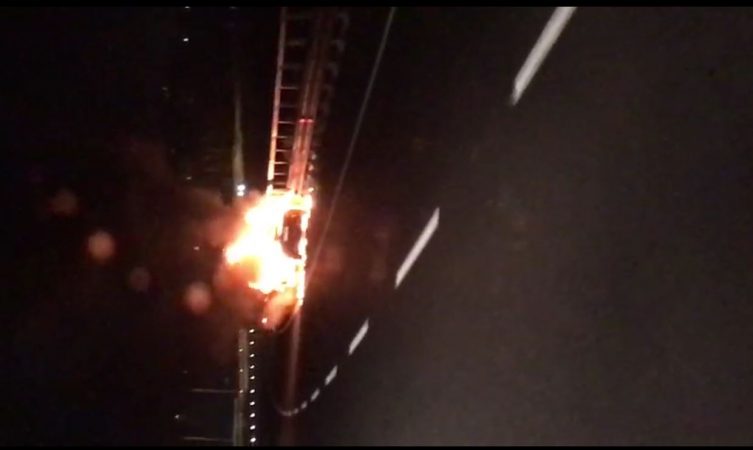 “Audi” shkrumbohet në autostradën Tiranë-Elbasan