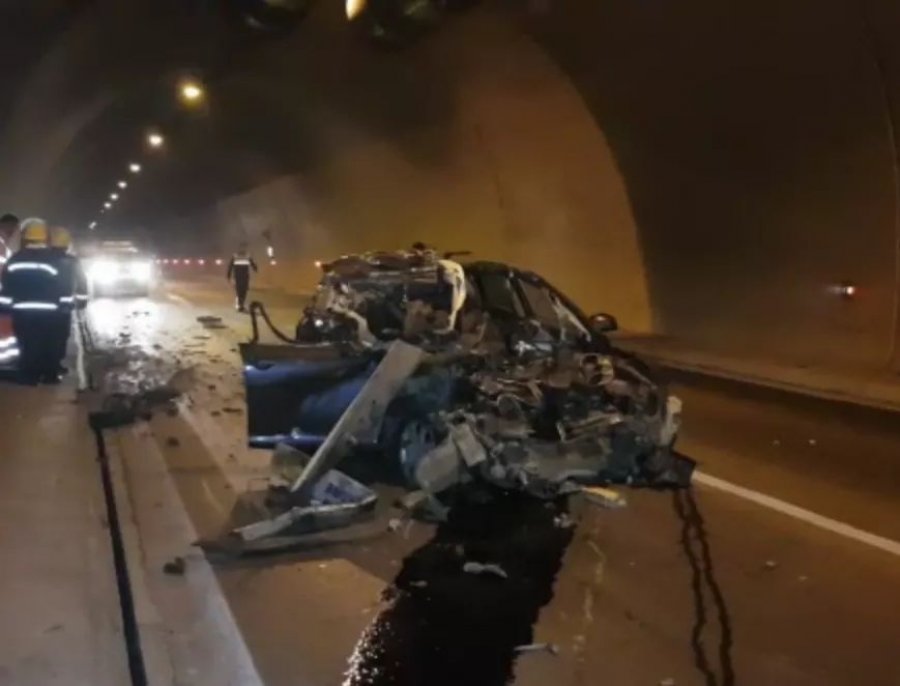 FOTO/Aksidenti tragjik në tunelin e Elbasanit i mori jetën, i jepet lamtumira e fundit vëllait të deputetes