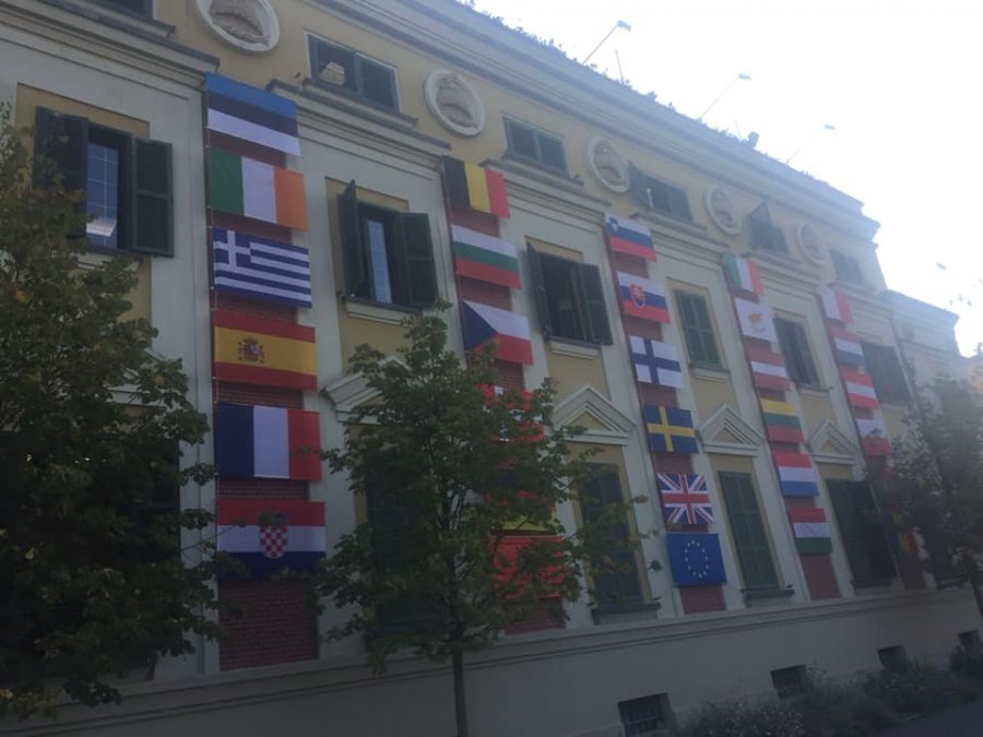 Bashkia e Tiranës afishon flamujt e shteteve evropiane në godinë, studiuesi: Nuk e di çfarë kuptimi kanë