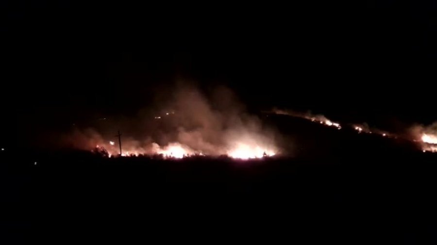 Orikumi përfshihet nga zjarri i qëllimshëm, rrezikohen banesa