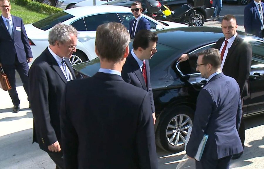 VIDEO/Pas gjestit të turpshëm dhe Basha “ndëshkon” Borchardt, e injoron mes zyrtarëve të OSBE-së