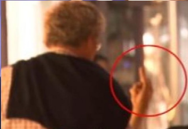 VIDEO/ E pahijshme dhe e turpshme, ambasadori i OSBE i ngre gishtn e mesit protestuesve