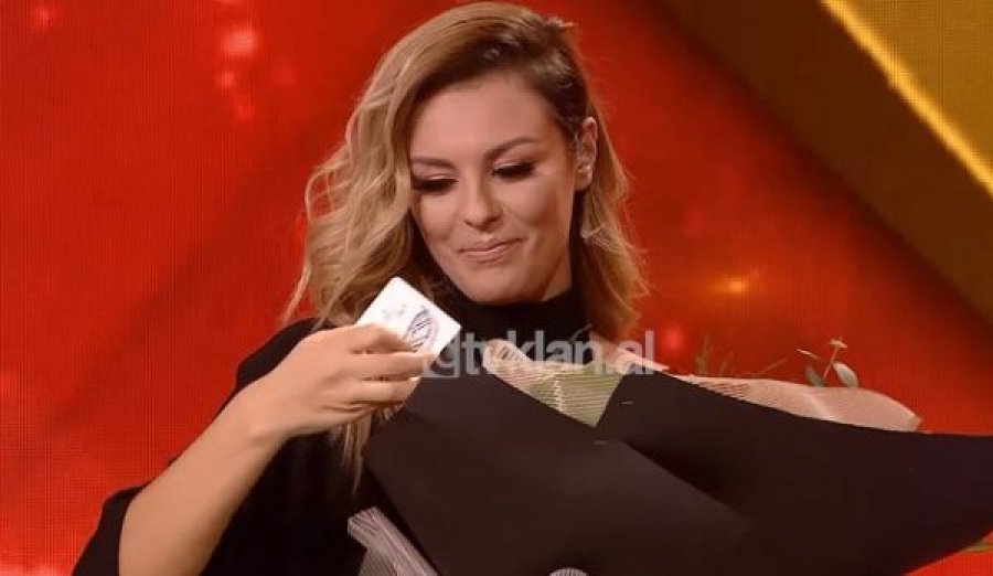 “Po të duash, sot mund ta deklarosh”, Anxhela Peristeri merr suprizën nga i dashuri i saj live në program