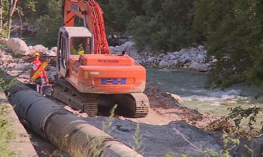 Dhunohen dy rojet e firmës që do të ndërtojë HEC-in në Kaçinar, shkrumbohen dhe 4 automjete
