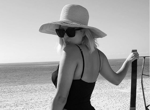 FOTO/Nuk përmbahet Bebe Rexha, tregon të pasmet gjigante nga plazhi