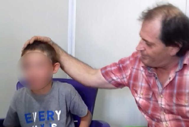 VIDEO/Babai shqiptar gjen djalin në kampin sirian me ndihmën e gazetarëve italianë, apeli për qeverinë shqiptare