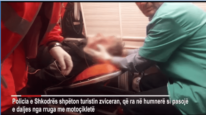 VIDEO/ Po udhëtonte me motor, turisti del nga rruga dhe përfundon në greminë