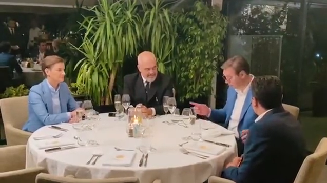 VIDEO/ Gotat me shampanjë dhe duke dëgjuar Vuçiç, Edi Rama ha darkë në Serbi me liderat e Ballkanit
