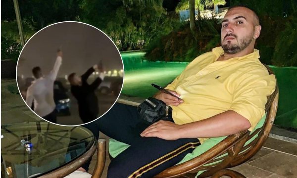 VIDEO/Dalin pamjet, këngëtari shqiptar qëllon me armë në ajër në dasmën e të vëllait